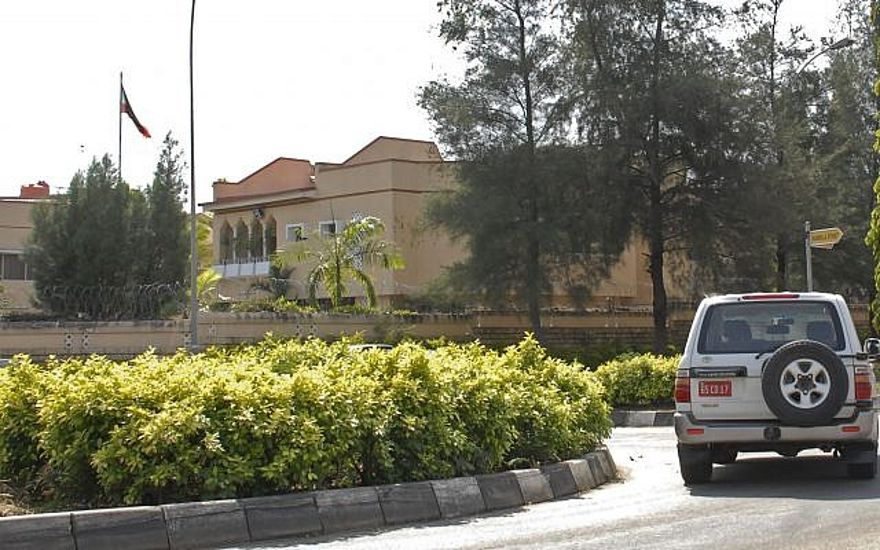 Un auto pasa junto a la Embajada de Irán en Abuja, Nigeria, el viernes 12 de noviembre de 2010. (AP Photo)
