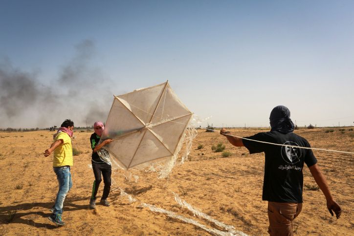 Islamistas palestinos preparan una cometa con materiales inflamables que volarán al sur de Israel desde Rafah, en el sur de la Franja de Gaza, el 22 de junio de 2018. (Abed Rahim Khatib / Flash 90)