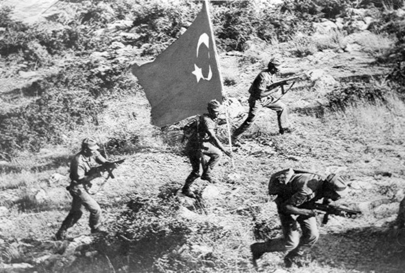 Turquía no reconoce el genocidio contra los armenios de 1915, pero por primera vez da el pésame Comment-makarios-main-pic-Turkish-troops-raising-the-Turkish-flag-in-July-1974