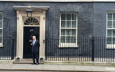 El primer ministro Benjamin Netanyahu espera ingresar a 10 Downing Street en Londres para una reunión con su homóloga británica, Theresa May, el lunes 6 de febrero de 2017. (Raphael Ahren / Times of Israel)