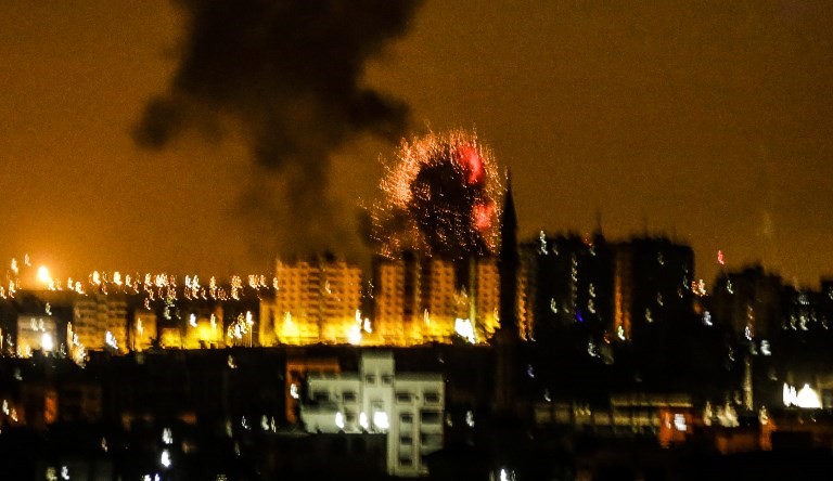 Una explosión se ve en la ciudad de Gaza después de un ataque aéreo de represalia por parte de Israel el 18 de junio de 2018. (AFP / MAHMUD HAMS)
