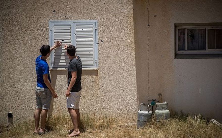 Los israelíes inspeccionan el daño a una casa en el sur de Israel causada por un cohete disparado desde la Franja de Gaza el 20 de enero de 2018. (Yonatan Sindel / Flash90)