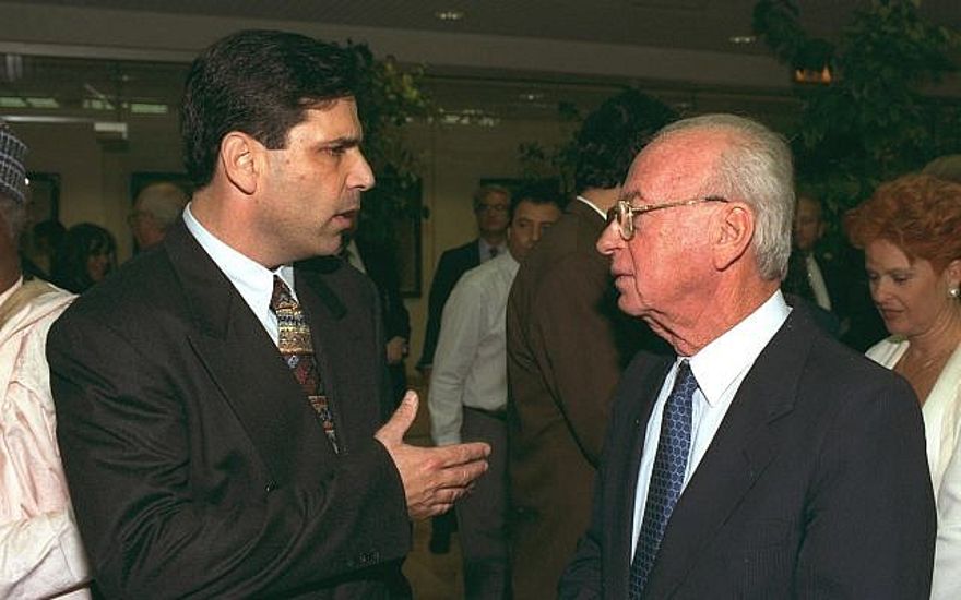Gonen Segev (izq.) Habla con el entonces primer ministro Yitzhak Rabin durante una conferencia en Jerusalén. (Oficina de Prensa del Gobierno)