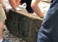 Voluntarios rescatan lápidas judías utilizadas para pavimentar una calle en Ucrania