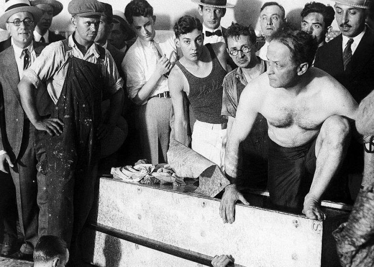 Cómo Harry Houdini se mantuvo encadenado a sus raíces como hijo de un rabino