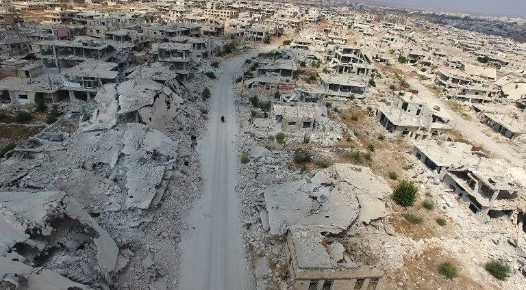 Una foto tomada de un video de drones el 20 de septiembre de 2017 muestra una destrucción masiva en una zona controlada por los rebeldes en la ciudad siria de Daraa, sur de Siria, devastada por el conflicto. (AFP Photo / Mohamad Abazeed)