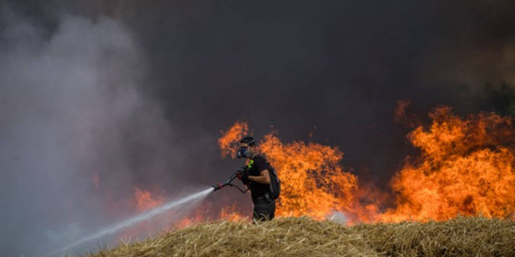 Cometas incendiarias de Gaza llegan a Israel provocando incendios