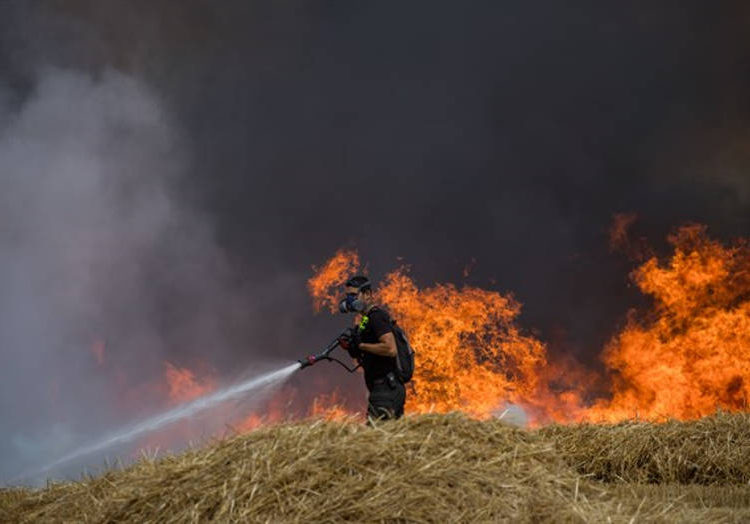 Cometas incendiarias de Gaza llegan a Israel provocando incendios