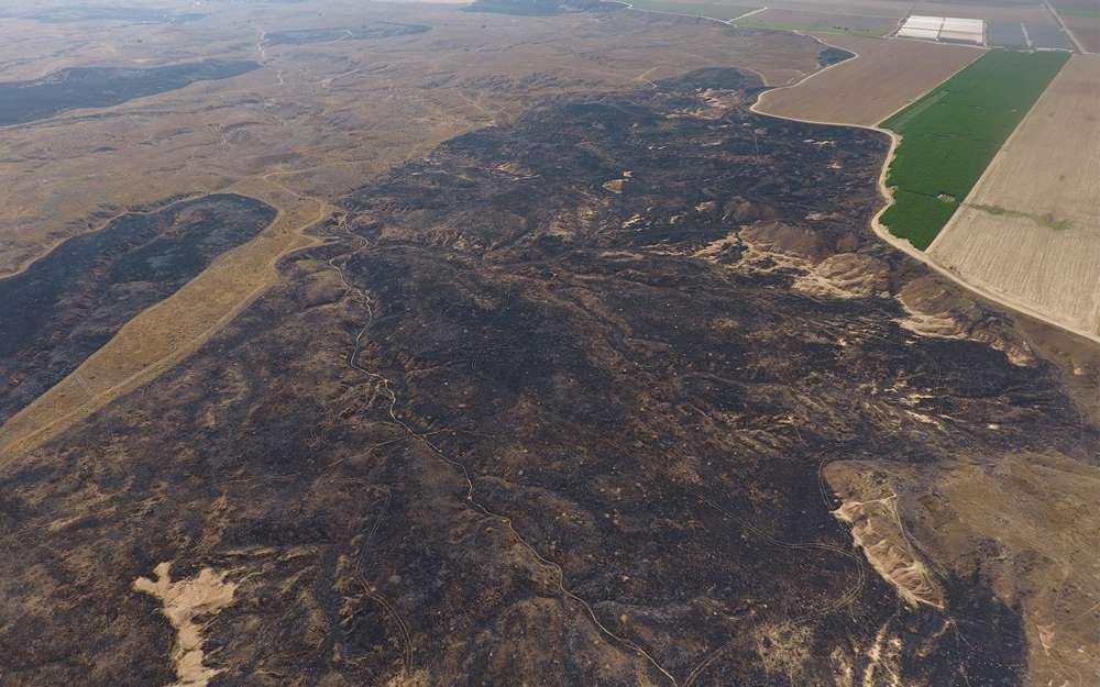 Las imágenes de los drones muestran la destrucción masiva causada por las cometas de fuego a la Reserva Natural Be'eri, adyacente a Gaza. (Crédito: DRONEIMAGEBANK)