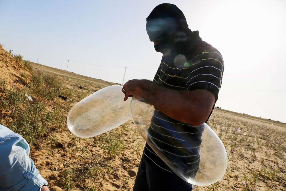 Condones, cometas, globos de cumpleaños: las armas bobas de Gaza podrían llevar a una guerra seria