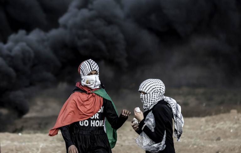 Islamistas palestinos sostienen piedras durante una manifestación violenta a lo largo de la frontera con la Franja de Gaza al este de la ciudad de Gaza el 1 de junio de 2018. (AFP / Hams Mahmud)