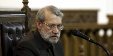 El presidente del parlamento iraní, Ali Larijani, habla durante una conferencia de prensa en Teherán, Irán, el 13 de marzo de 2017. (AP Photo / Ebrahim Noroozi)