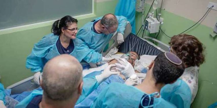 Equipo médico israelí utiliza terapia basada en enzimas para tratar a víctimas de quemaduras por volcán en Guatemala