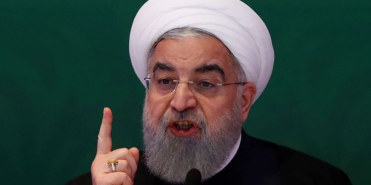 ARCHIVO: en esta foto de archivo del 26 de septiembre de 2018, el presidente iraní, Hassan Rouhani, habla durante una conferencia de prensa en Nueva York. El presidente Rouhani advierte a los países occidentales que enfrentarán una afluencia masiva de drogas si Irán se debilita con las sanciones de Estados Unidos. Rouhani habló en Teherán el sábado 8 de diciembre de 2018, en una conferencia de seis naciones sobre la lucha contra el terrorismo a la que asistieron los parlamentarios de Afganistán, Irán, Pakistán, Turquía, China y Rusia. (Foto AP / Mary Altaffer, Archivo)