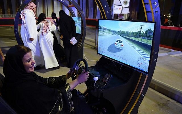 Una mujer árabe utiliza un simulador electrónico de conducción durante un taller de conducción de karts para mujeres en la capital saudí, Riad, el 21 de junio de 2018.  (AFP / FAYEZ NURELDINE)
