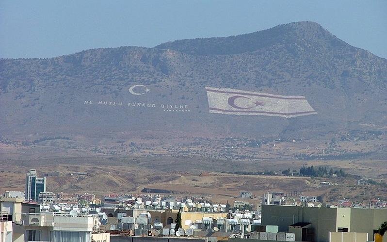La bandera turca que se coloca desde hace décadas, en las montañas Pentadaktilos en la zona ocupada de Kerynia.