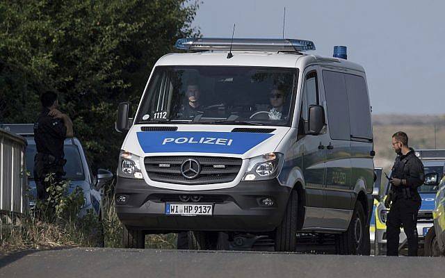 Los agentes de policía bloquean una carretera cerca de Wiesbaden, Alemania, el 7 de junio de 2018. (Boris Roessler / dpa vía AP)