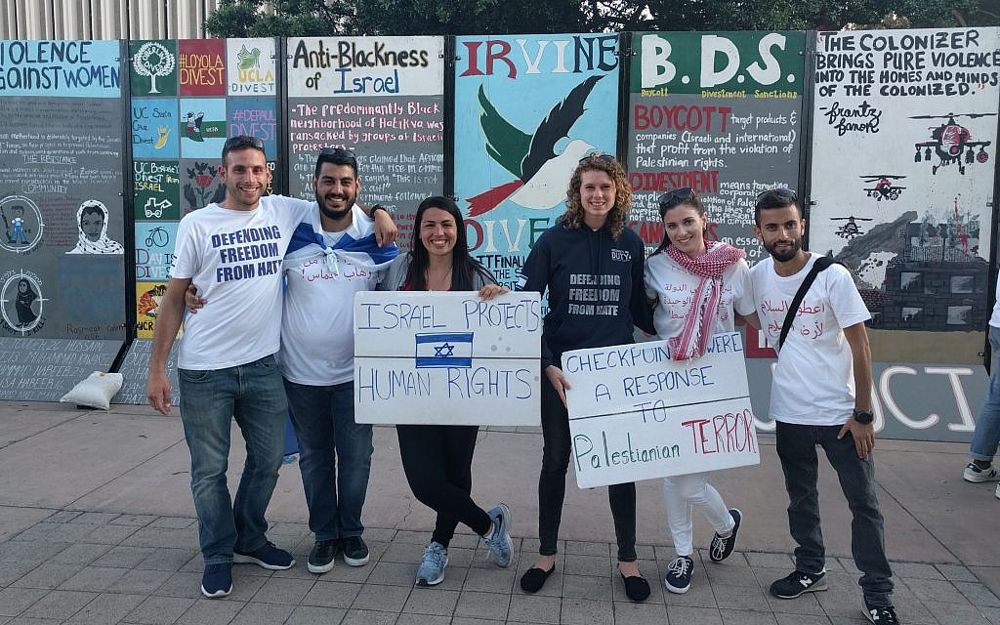 Los activistas del grupo Reservists on Duty, en camisetas que dicen 'Defender la libertad del odio', sostienen una contramanifestación frente a una exhibición de Boicot, Desinversión y Sanción en un campus universitario. (Reservistas de cortesía en servicio)