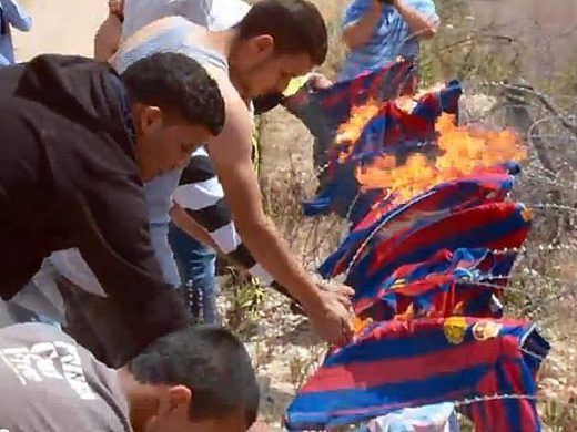 Niños árabes mandados a quemar camisetas del Barcelona. (Youtube - MEMRI)