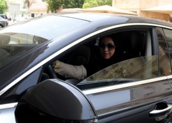 Mujeres sauditas toman el volante por primera al expirar prohibición de conducir