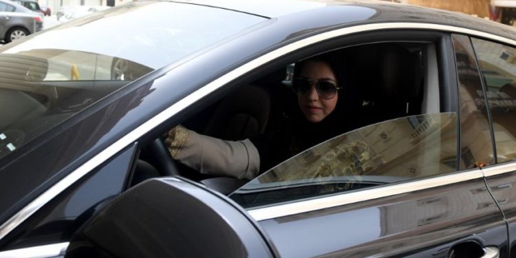 Mujeres sauditas toman el volante por primera al expirar prohibición de conducir