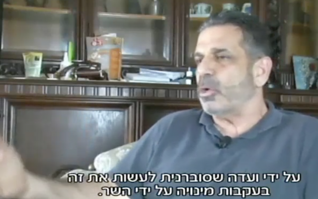 El exministro israelí Gonen Segev fue entrevistado en 2016 en Nigeria (captura de pantalla de Hadashot TV)