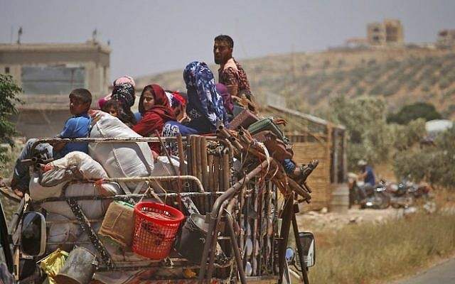 Los sirios desplazados por el bombardeo de las fuerzas gubernamentales en el campo de la provincia sureña de Daraa conducen cerca de la ciudad de Shayyah, al sur de la ciudad de Daraa, hacia la frontera con Israel el 29 de junio de 2018 (AFP / Mohamad Abazeed)