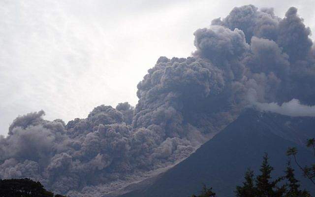 El volcán de Fuego en erupción, visto desde el municipio de Alotenango, 3 de junio de 2018. (ORLANDO ESTRADA / AFP)