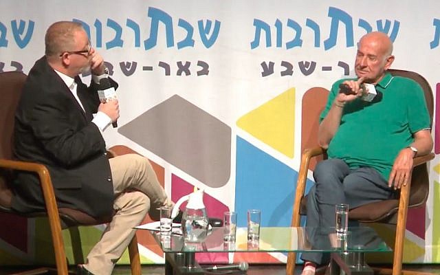 Yaakov Peri (R) es entrevistado durante un evento cultural en Beersheba el 23 de junio de 2018. (Captura de pantalla / YouTube)