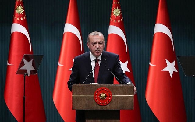 El presidente turco Recep Tayyip Erdogan habla durante una conferencia de prensa en el complejo presidencial en Ankara, el 18 de abril de 2018. (AFP / Adem Altan)