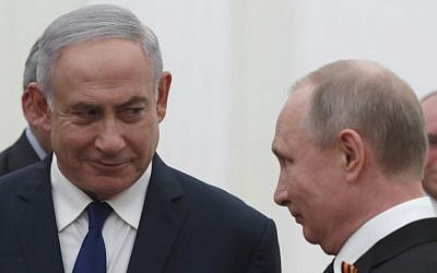 El presidente ruso, Vladimir Putin, a la derecha, se reúne con el primer ministro Benjamin Netanyahu en el Kremlin de Moscú el 9 de mayo de 2018. (AFP / Sergei Ilnitsky)