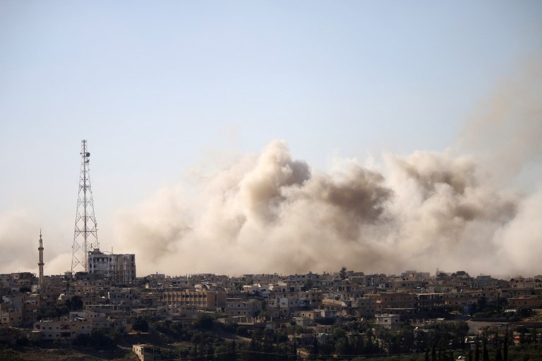 El humo se eleva sobre las zonas controladas por los rebeldes de la ciudad de Daraa durante los ataques aéreos de las fuerzas del régimen sirio el 30 de junio de 2018. (AFP / Mohamad ABAZEED)