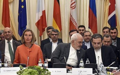 Alta Representante de la Unión Europea para Asuntos Exteriores Federica Mogherini (L); El Ministro de Asuntos Exteriores iraní Mohammad Javad Zarif (C) y el diputado político del Ministerio de Asuntos Exteriores de Irán, Abbas Araghchi, participan en una reunión ministerial del Plan Integral de Acción (JCPOA) sobre el acuerdo nuclear de Irán el 6 de julio de 2018 en Viena. Austria. (AFP / APA / Hans Punz)