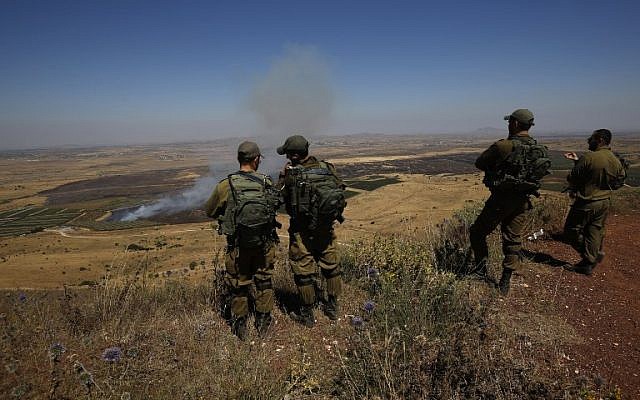 Soldados israelíes en una base del ejército en los Altos del Golán miran hacia el otro lado de la frontera con Siria el 7 de julio de 2018. (AFP Photo / Jalaa Marey)
