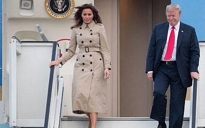 El presidente de EE. UU. Donald Trump (R) y la primera dama estadounidense Melania Trump desembarcan del Air Force One cuando llegan a la base aérea Melsbroek en Haachtsesteenweg el 10 de julio de 2018 (AFP PHOTO / BELGA / BENOIT DOPPAGNE / Belgium OUT)