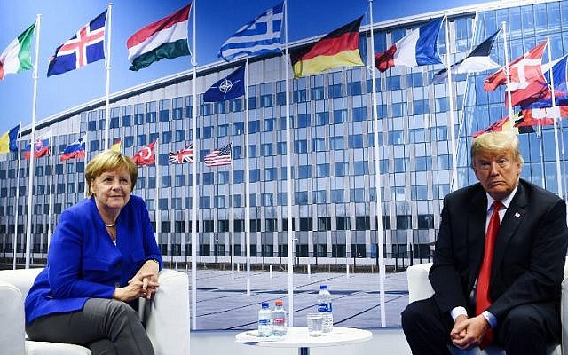 La canciller alemana Angela Merkel (L) y el presidente estadounidense Donald Trump (R) hacen una declaración a la prensa después de una reunión bilateral al margen de la cumbre de la OTAN (Organización del Tratado del Atlántico Norte) en la sede de la OTAN, en Bruselas, el 11 de julio. 2018. (AFP PHOTO / Brendan Smialowski)