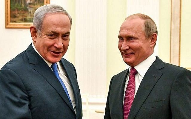El presidente ruso, Vladimir Putin (R), estrecha la mano del primer ministro israelí, Benjamin Netanyahu, durante su reunión en el Kremlin en Moscú el 11 de julio de 2018. (AFP / Pool / Yuri Kadobnov)