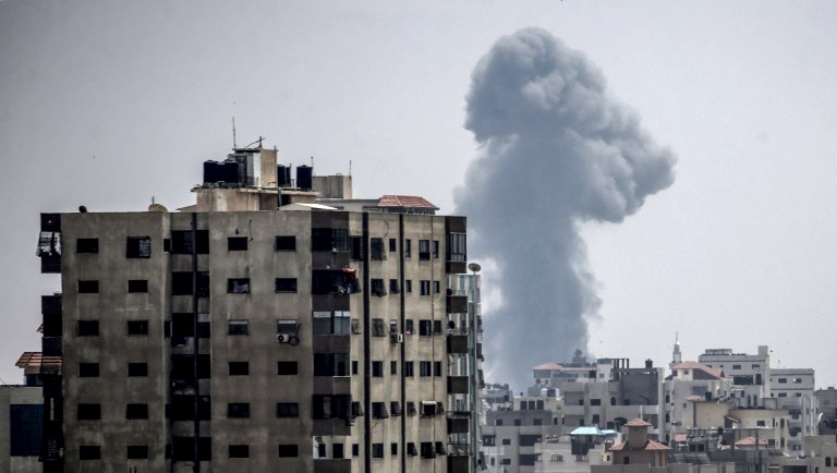 Una fotografía tomada el 14 de julio de 2018 muestra una columna de humo que se eleva después de un ataque aéreo israelí en la ciudad de Gaza (AFP PHOTO / MAHMUD HAMS)