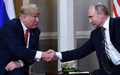 El presidente ruso Vladimir Putin (R) y el presidente estadounidense Donald Trump se dan la mano antes de una reunión en Helsinki, el 16 de julio de 2018. (AFP PHOTO / Brendan Smialowski)