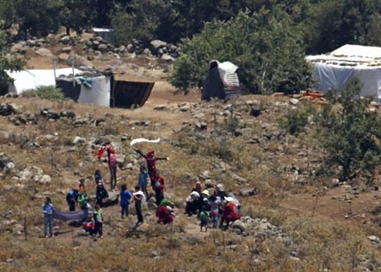 Cientos de sirios se concentran en valla de frontera israelí mientras Rusia bombardea a civiles