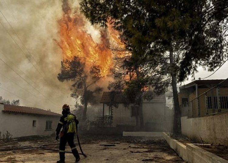 Israel ofrece ayuda a Grecia en lucha contra incendios forestales mortales