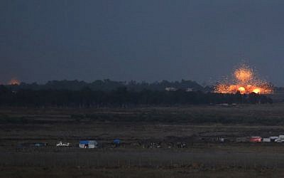 Una fotografía tomada el 24 de julio de 2018 desde la colina Tal Saki en los Altos del Golán muestra varias explosiones causadas por el bombardeo del régimen de objetivos rebeldes al otro lado de la frontera en Daraa. (AFP PHOTO / JALAA MAREY)