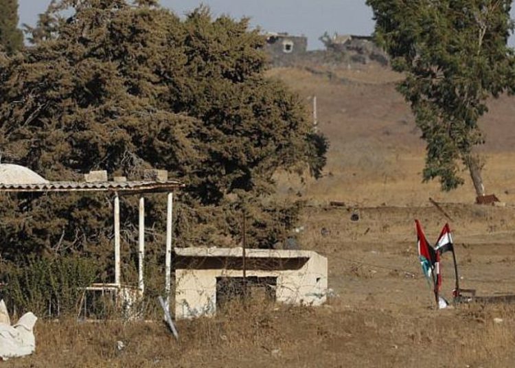 Combatientes del régimen levantan bandera siria en frontera con Israel