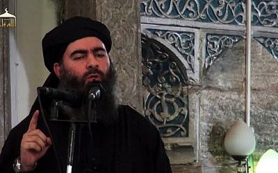 Una foto de un video de propaganda lanzado el 5 de julio de 2014, supuestamente muestra al líder del grupo jihadista de Estado Islámico, Abu Bakr al-Baghdadi, dirigiéndose a fieles musulmanes en una mezquita en la ciudad de Mosul, en el norte de Irak. (AFP / HO / al-Furqan Media)