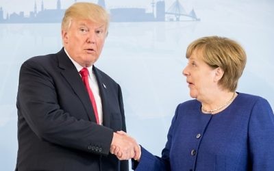 La canciller alemana Angela Merkel (R) y el presidente estadounidense Donald Trump se dan la mano antes de una reunión bilateral en la víspera de la cumbre del G20 en Hamburgo, Alemania, el 6 de julio de 2017. (AFP Photo / Pool / Michael Kappeler)