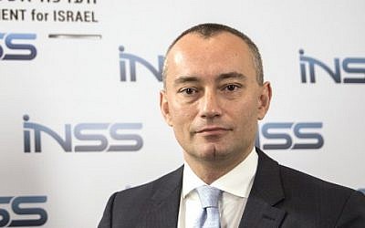 Nickolay Mladenov, coordinador especial de la ONU para el proceso de paz de Medio Oriente, posa para una foto durante la conferencia del INSS en Tel Aviv, el 30 de enero de 2018 (JACK GUEZ / AFP)