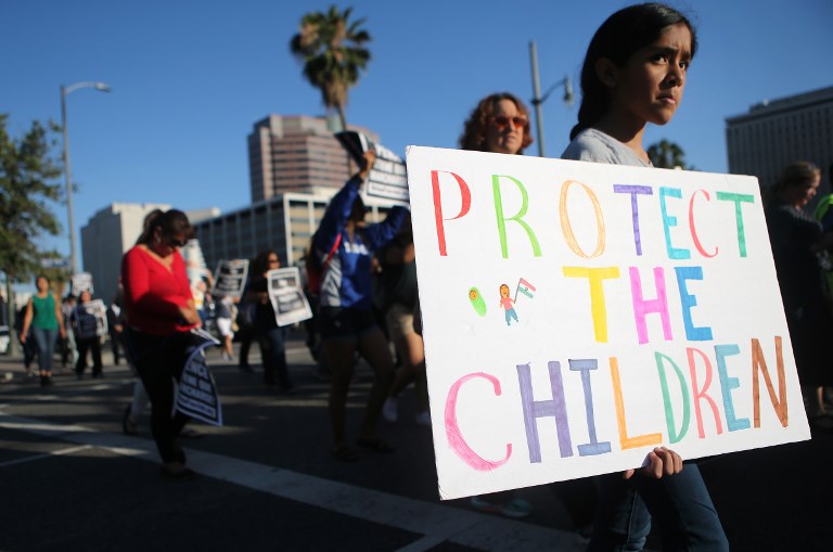 Los manifestantes marchan contra la separación de los niños migrantes de sus familias el 18 de junio de 2018 en Los Ángeles, California. (Mario Tama / Getty Images / AFP)
