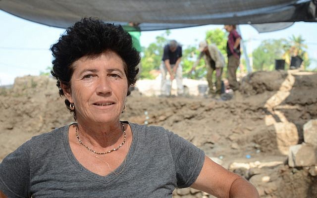 La directora de excavación Ella Nagorsky en el sitio de excavación del norte de Gedera. (Autoridad de Antigüedades de Israel)