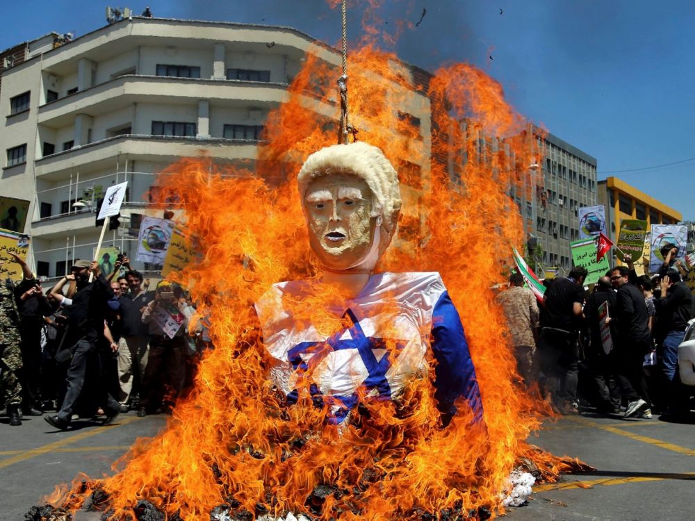 Una efigie del presidente Donald Trump envuelta en una bandera israelí es incendiada durante una manifestación contra Israel en Teherán, Irán, el 8 de junio de 2018. Crédito: Ebrahim Noroozi / AP