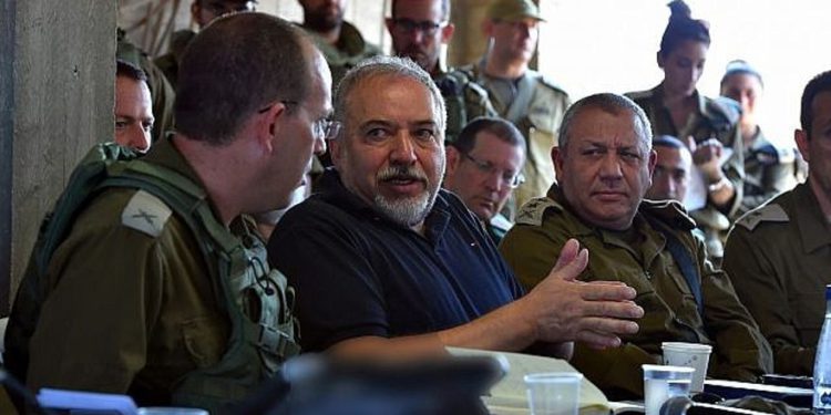 Mientras supervisa ejercicios de guerra en Gaza, Liberman dice que Israel derrotará a cualquier enemigo